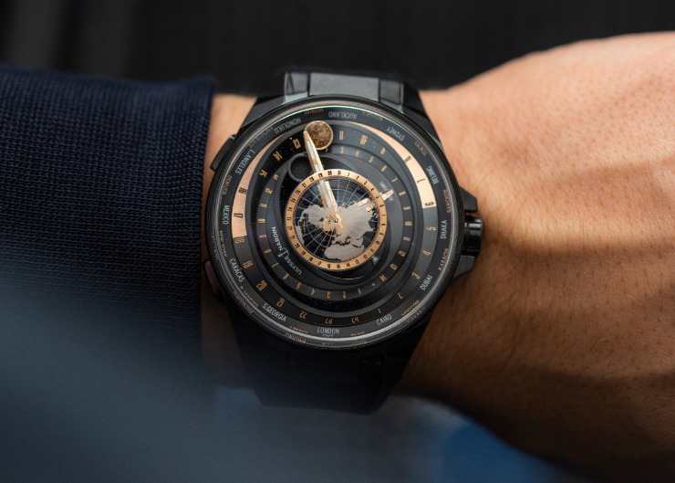 以直觀易讀的方式,指示浩瀚宇宙的天文萬象|Ulysse Nardin Blast月之狂想世界時區腕錶