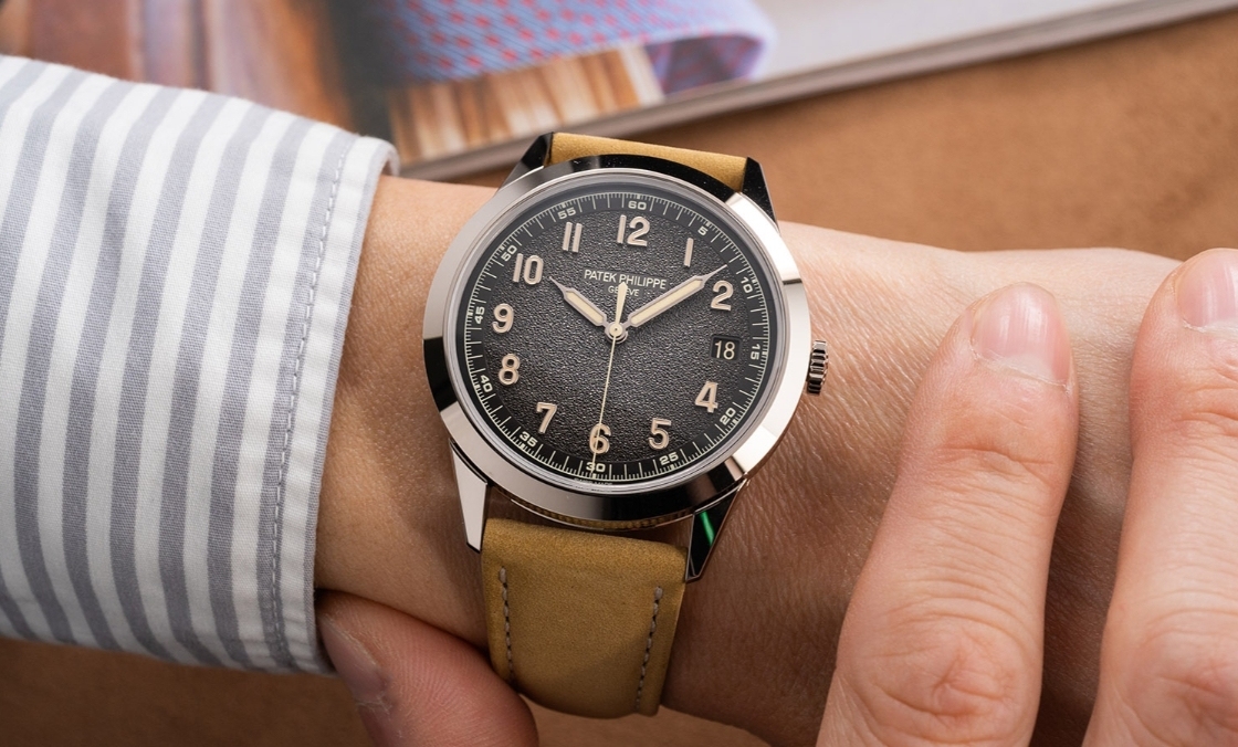 PATEK PHILIPPE - CALATRAVA - 5226G-001 - 錶王基本款的全新選擇:百達翡麗Calatrava 5226G-001炭灰色面盤