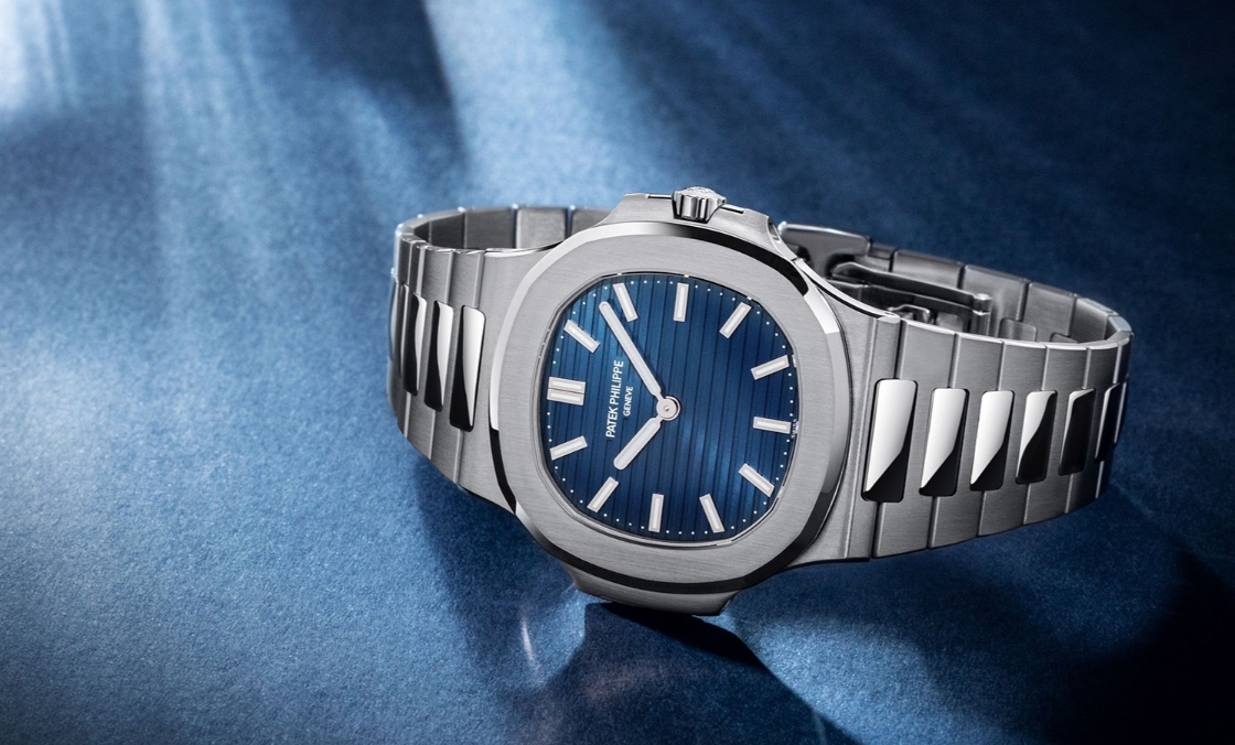PATEK PHILIPPE - NAUTILUS - 5810/1G-001 - 半世紀的運動優雅傳奇！PATEK PHILIPPE Nautilus 50周年紀念系列以纖巧新作與首款座鐘上陣