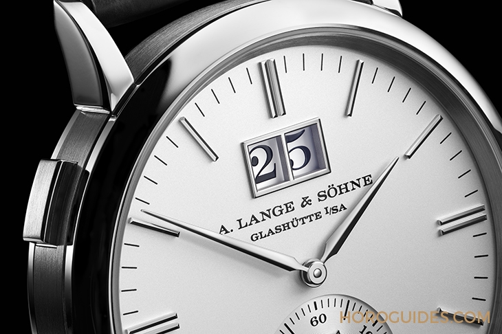 A. LANGE & SÖHNE - SAXONIA - 381.026 - 古典銀白色面盤登場｜朗格Saxonia Outsize Date再次演繹