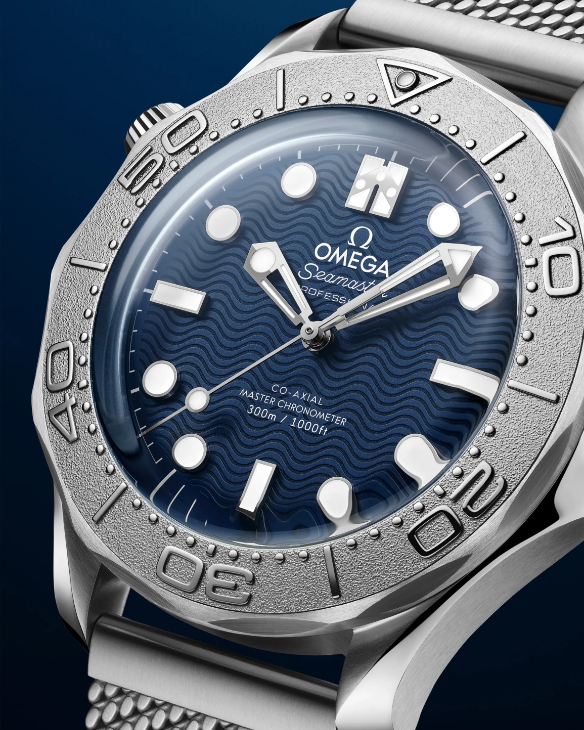 OMEGA - SEAMASTER - 210.30.42.20.03.004 - 兩大陣營同台較量！OMEGA Seamaster 300米潛水錶首度集結占士邦與魔鬼黨，全系列六款登場