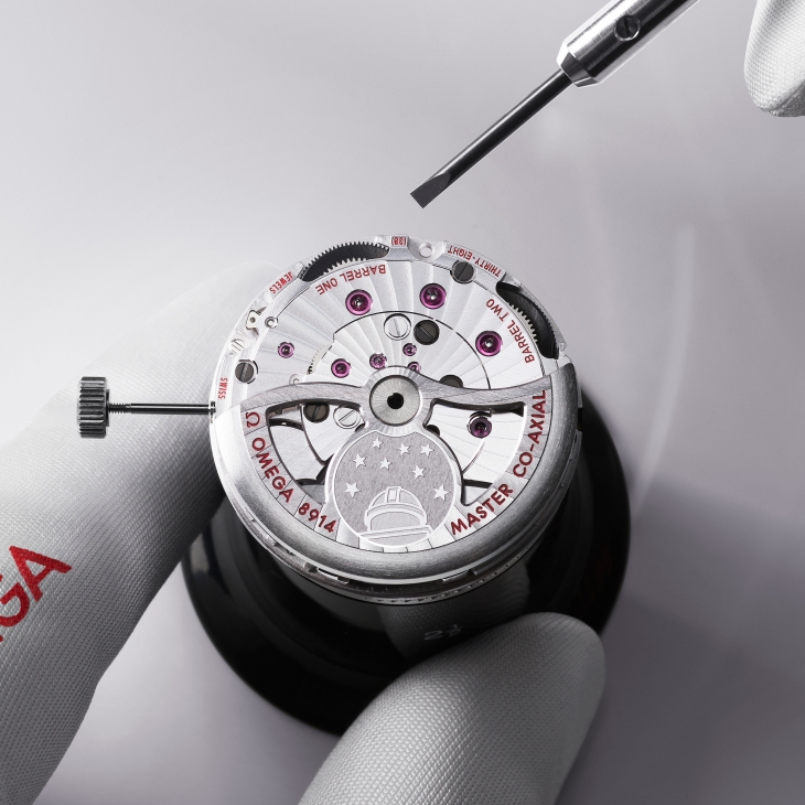 OMEGA - CONSTELLATION - 140.50.39.21.99.001 - OMEGA Constellation Observatory重現50年代經典美學，雙針新作締造大師認證里程碑