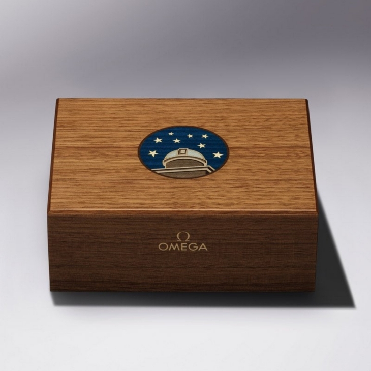 OMEGA - CONSTELLATION - 140.50.39.21.99.001 - OMEGA Constellation Observatory重現50年代經典美學，雙針新作締造大師認證里程碑