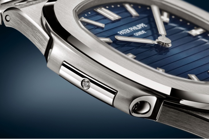PATEK PHILIPPE - NAUTILUS - 5810/1G-001 - 半世紀的運動優雅傳奇!PATEK PHILIPPE Nautilus 50周年紀念系列以纖巧新作與首款座鐘上陣