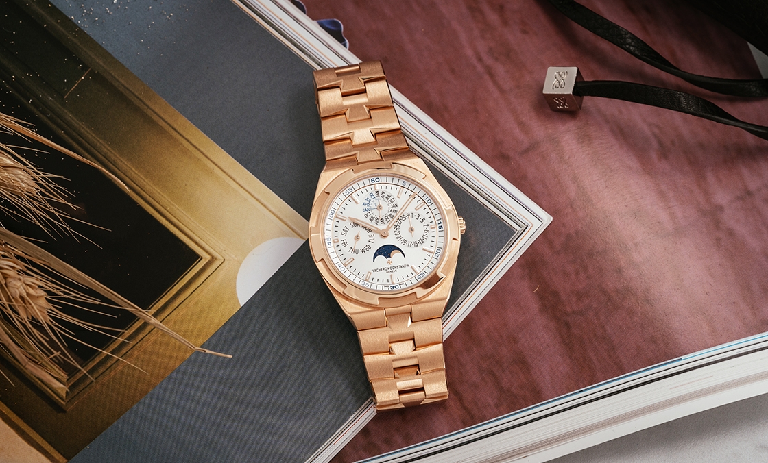 VACHERON CONSTANTIN - OVERSEAS - 4300V/120R-B064 - 8.1mm的纖薄優雅，收放自如的瀟灑快意｜江詩丹頓Overseas超薄萬年曆