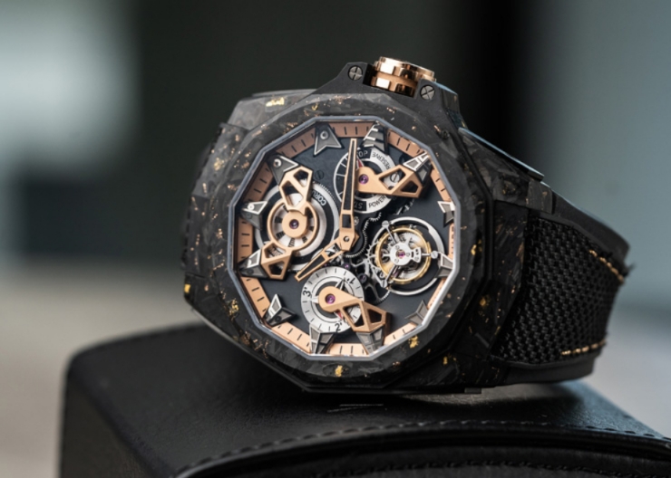 為這道剛硬厚實的輪廓,撒金|Corum Admiral 45海軍上將飛行陀飛輪鏤空自動腕錶