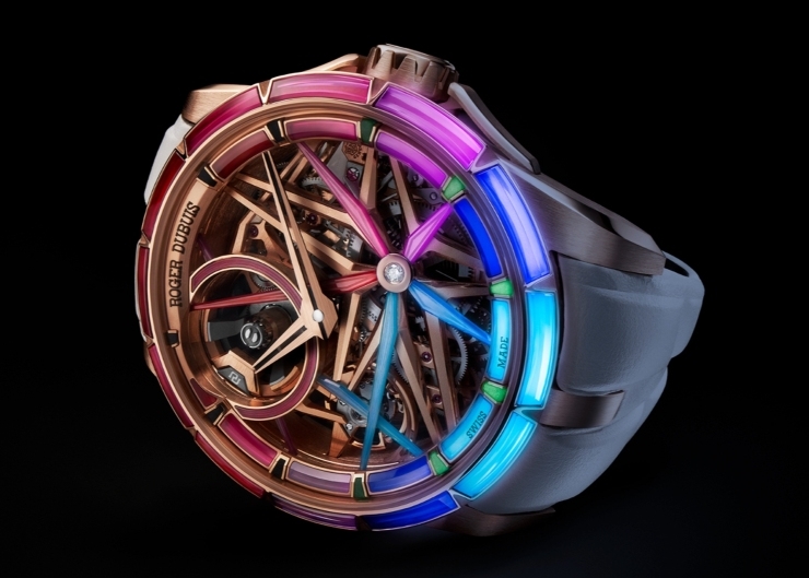 自帶螢光效果的漸變色寶石圈!日夜都炫目的Roger Dubuis王者系列夜光單擺輪腕錶