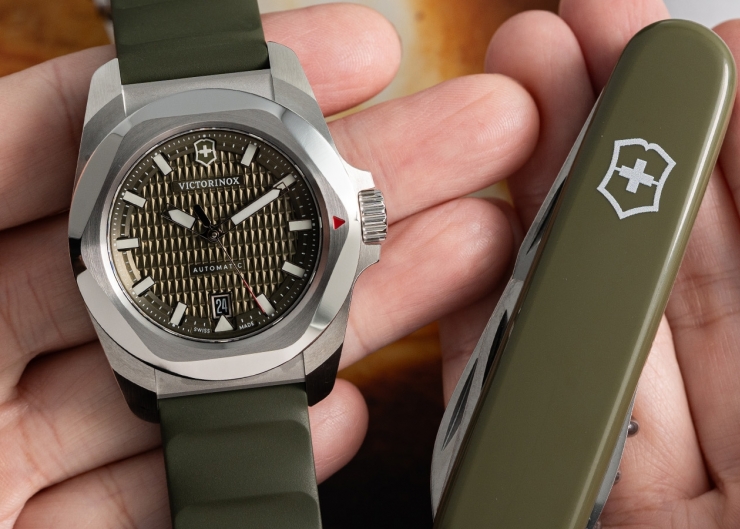 除了無法被輾壓的強悍,新一代Victorinox I.N.O.X.系列腕錶還多了從容穿梭不同情境的魅力