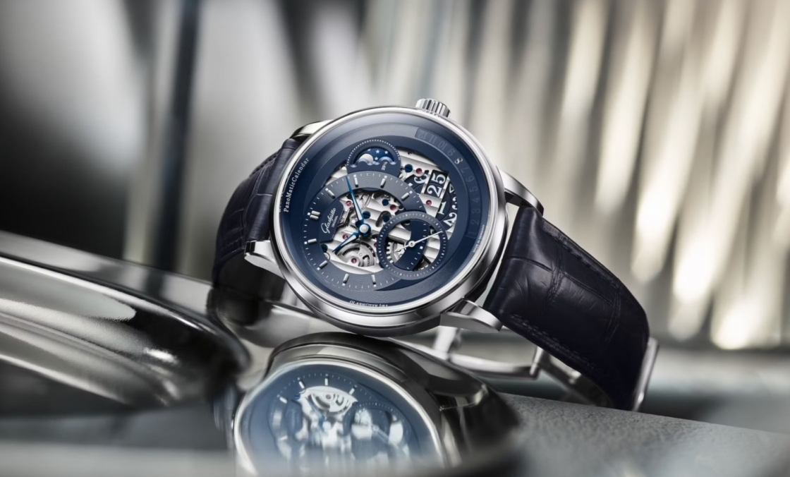 GLASHÜTTE ORIGINAL - PANO - 1-92-11-01-03-61 - 格拉蘇蒂原創再創經典,全新PanoMaticCalendar 偏心年曆「晨曦藍」鏤空腕錶登場
