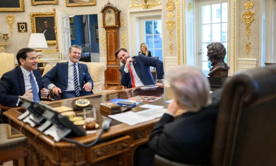 ROLEX - SUBMARINER - 909010LN-0001 - 川普桌上的金色勞力士座鐘？白宮照片藏玄機，引發錶迷熱議