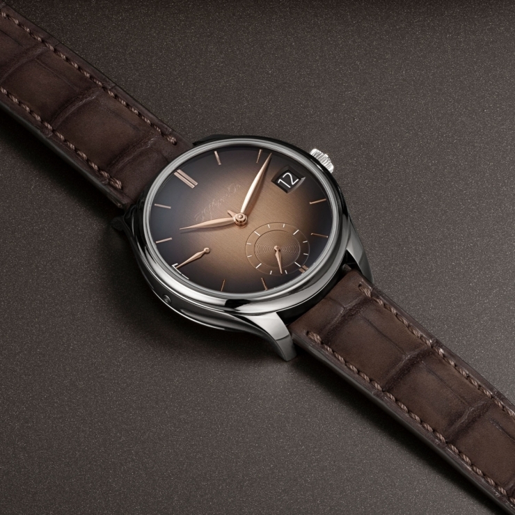 H. MOSER & CIE - ENDEAVOUR - 1800-0207 - 煙燻鮭魚色回歸:勇創者萬年曆腕錶展現亨利慕時的純粹美學