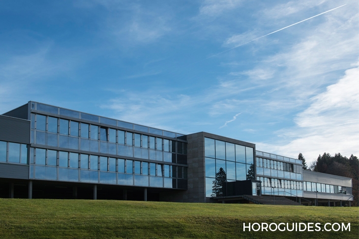 CHANEL - J12 - H6526 - 它一直在變，也始終不變｜探索CHANEL J12魅力不墜的秘密