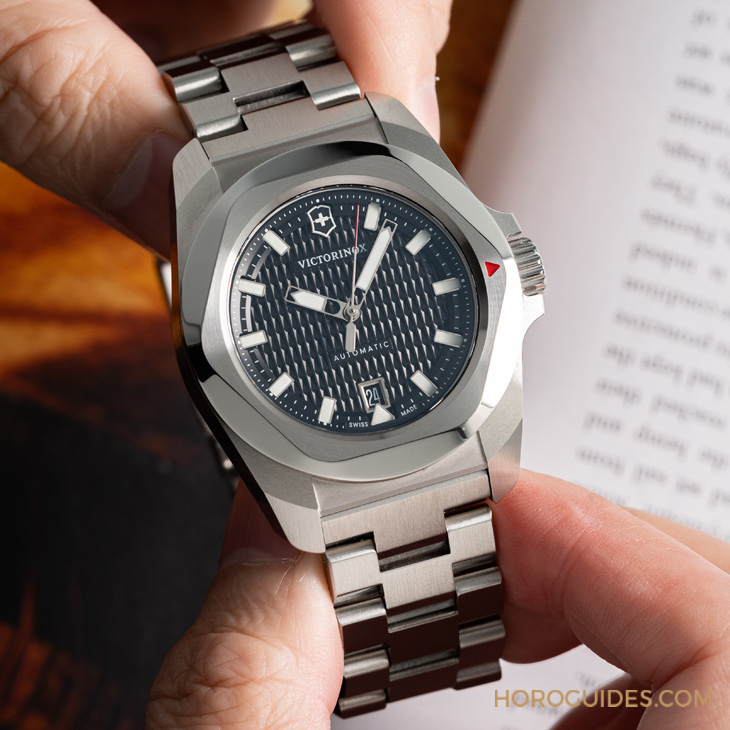 VICTORINOX - I.N.O.X. - 242020 - 除了無法被輾壓的強悍,新一代Victorinox I.N.O.X.系列腕錶還多了從容穿梭不同情境的魅力