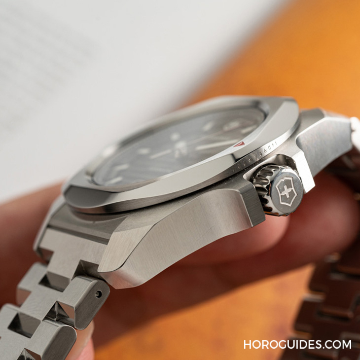 VICTORINOX - I.N.O.X. - 242020 - 除了無法被輾壓的強悍,新一代Victorinox I.N.O.X.系列腕錶還多了從容穿梭不同情境的魅力