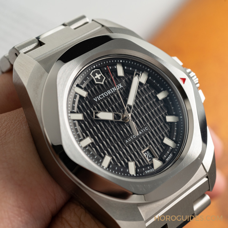 VICTORINOX - I.N.O.X. - 242020 - 除了無法被輾壓的強悍,新一代Victorinox I.N.O.X.系列腕錶還多了從容穿梭不同情境的魅力