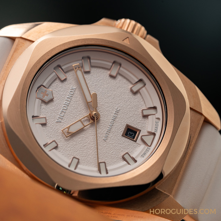 VICTORINOX - I.N.O.X. - 242020 - 除了無法被輾壓的強悍,新一代Victorinox I.N.O.X.系列腕錶還多了從容穿梭不同情境的魅力