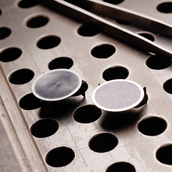 GIRARD-PERREGAUX - LAUREATO - 81010-11-3475-1CM - GP Laureato桂冠系列質感再升級,灰色大明火琺瑯面盤釋放深邃魅力