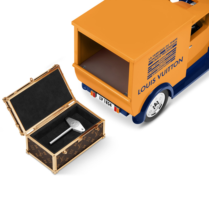 LOUIS VUITTON - 精湛工藝 - （LOUIS VUITTON CAMIONNETTE） - 連胎紋都是「LV」的復古小貨車｜Louis Vuitton Camionnette座鐘