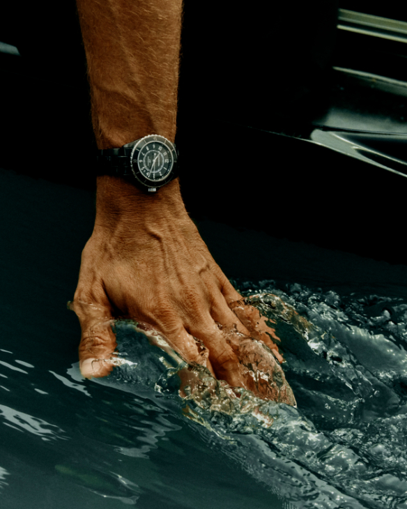 CHANEL - J12 - H5697 - CHANEL J12之所以無可比擬：剛之極致，柔蘊其中